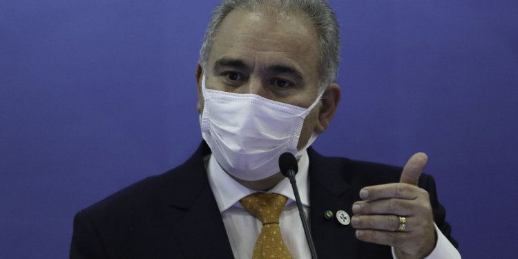 Ministro da Saúde afirma que continua no cargo