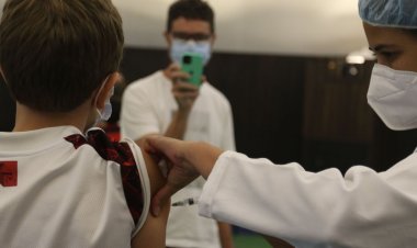 Rio de Janeiro vacina crianças de 6 e 7 anos contra a covid-19