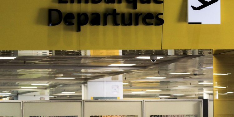 Centenas de voos são cancelados em meio a avanço de covid-19 e gripe