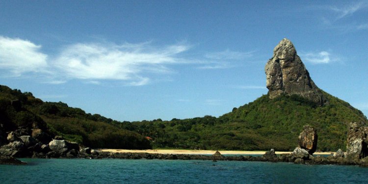 Fernando de Noronha passa a exigir dose de reforço de visitantes