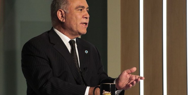 Ministro diz que prioridade é ampliar vacinação contra covid-19