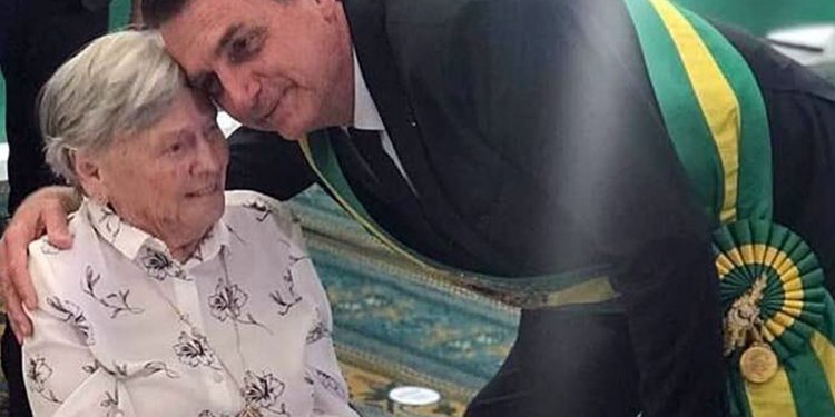 Presidente participa de missa de sétimo dia da mãe