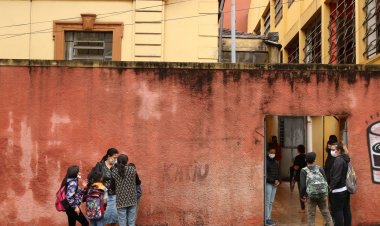 Apesar do avanço da covid-19, estados mantêm aulas presenciais