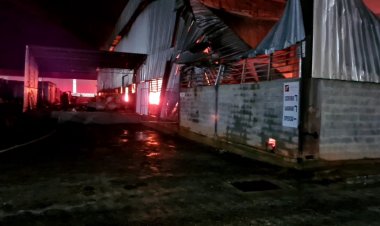 Incêndio destrói fábrica de móveis em Ubá