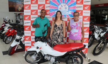 Liga das Escolas de Samba de Ubá entrega moto à ganhadora do sorteio