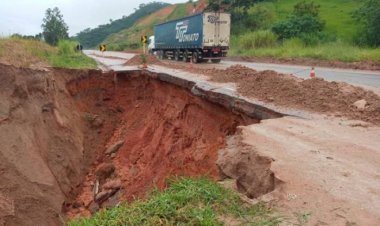 Asfalto cede na BR-116 e deixa trânsito em meia pista em Miradouro