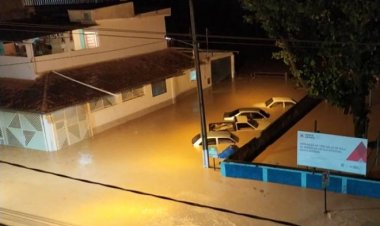 Rio Fubá subiu rapidamente e inunda várias ruas de Miraí