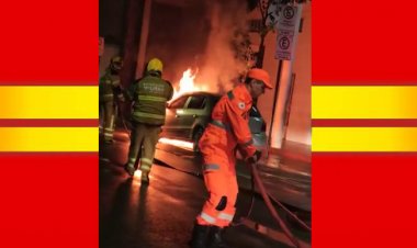 Bombeiros combatem incêndio em Gol no centro de Ubá