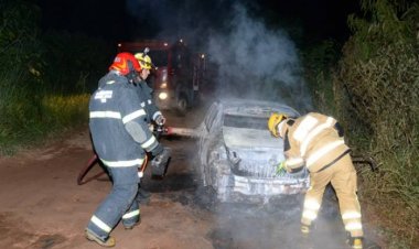 Carro roubado em Coimbra é encontrado incendiado no bairro Patrimônio São José em Muriaé