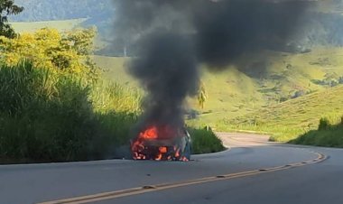 Corpo de Bombeiros controla incêndio em carro na BR-116 próximo a Bom Jesus