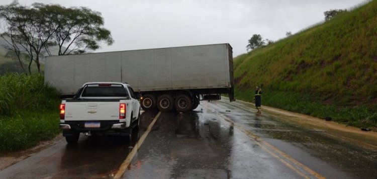 Motorista perde controle e carreta atravessa pista da BR-116 em Leopoldina