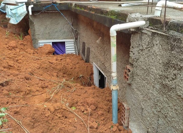 Após deslizamento no distrito de Ribeiro Junqueira Prefeitura de Leopoldina interdita casa