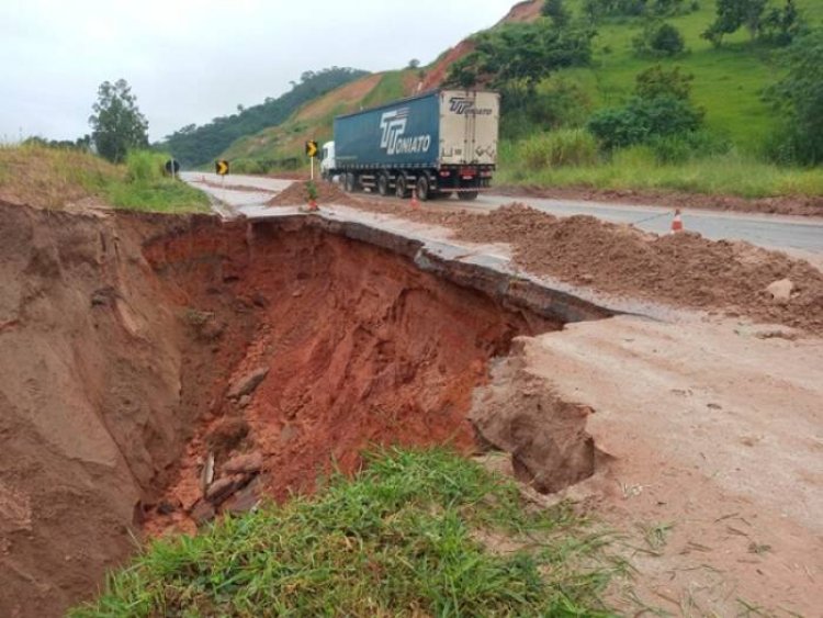 Asfalto cede na BR-116 e deixa trânsito em meia pista em Miradouro