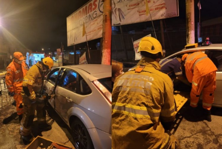 Em Barbacena motorista perde controle do carro e bate em grade de loja