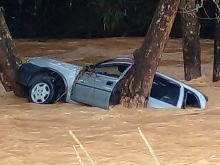Mulher morre após carro ser arrastado durante enchente na zona rural de Cataguases