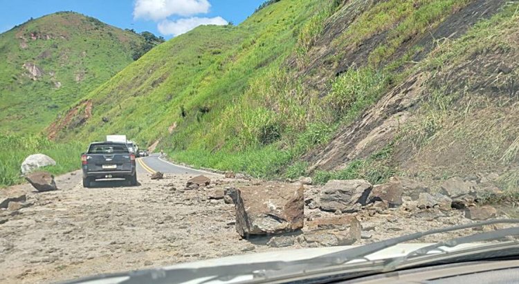 Rocha desliza sobre pista e interdita parte da BR-267 na Serra de Argirita
