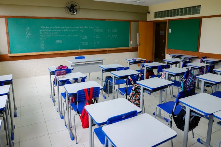 Professores da rede estadual aprovam greve a partir de 8 de março