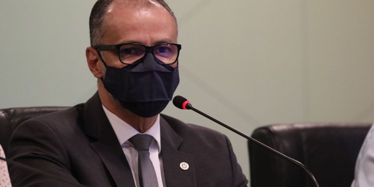 Em reunião no Senado, presidente da Anvisa defende vacina