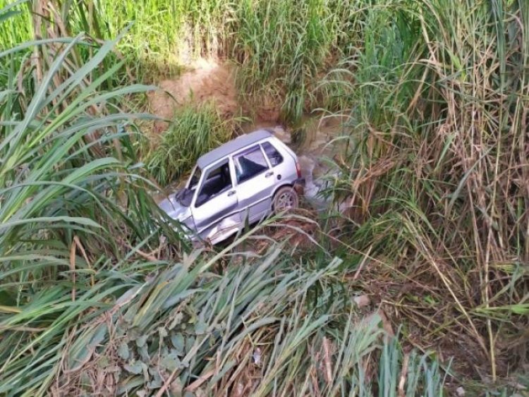 Carro perde o controle e cai de ponte próximo a Miradouro