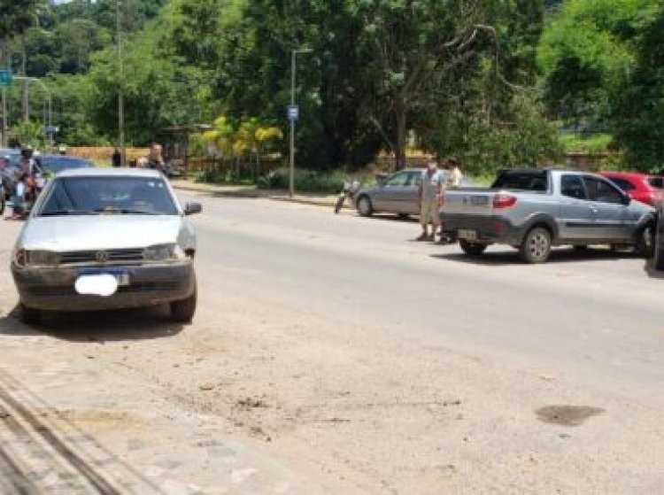 Acidente envolvendo seis veículos deixa motociclista ferido em Ponte Nova