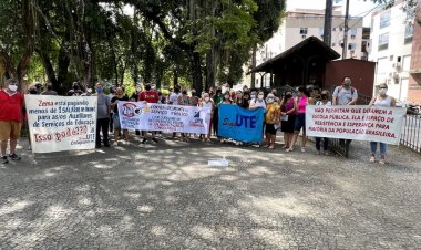 Professores estaduais fazem manifestação por reajuste salarial