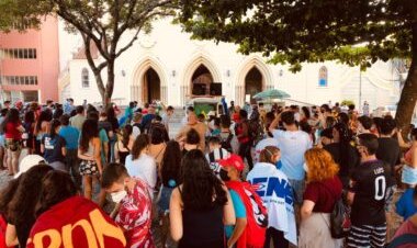 Estudantes da UFV protestam contra o corte de verbas na universidade