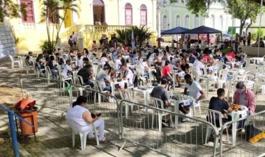 Jovens e adultos participam neste domingo na Praça Coronel Pacheco de Medeiros do Campeonato de Xadrez