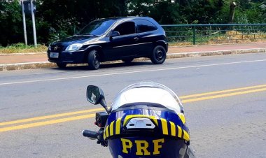 Carro com peça de veículo roubado é apreendido pela PRF em Muriaé