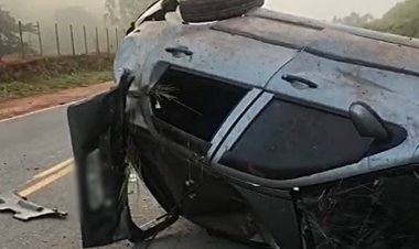 Carro capota em acidente na MGC-120 em Leopoldina