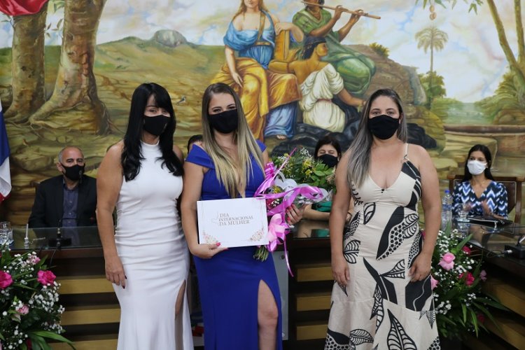 Legislativo ubaense faz homenagem a 8 Mulheres em comemoração ao Dia Internacional da Mulher