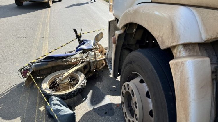 Homem morre após bater de frente sua motocicleta em um caminhão