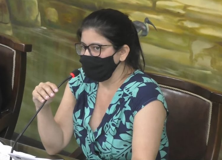 Vereadora Aline faz indicação para aumentar o tempo de contratação de servidores