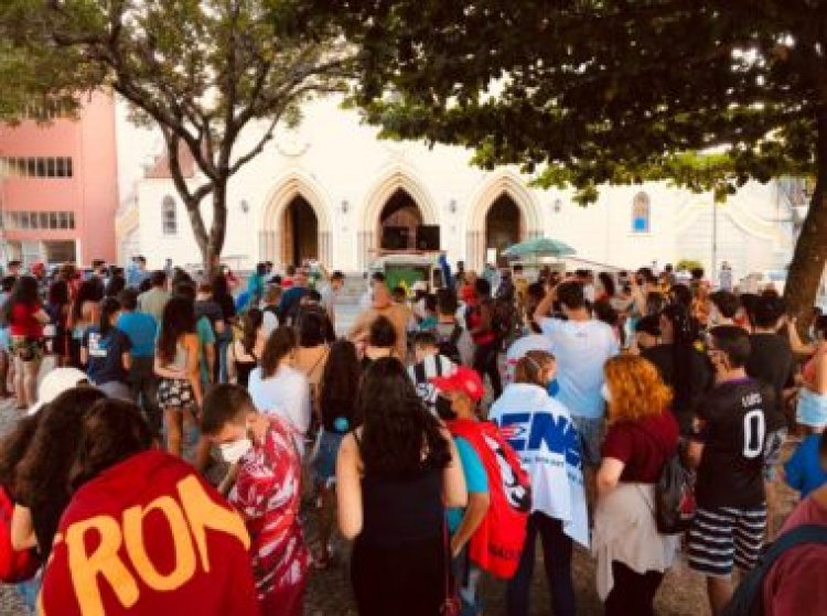 Estudantes da UFV protestam contra o corte de verbas na universidade