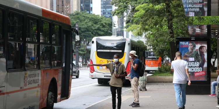 São Paulo libera obrigatoriedade de máscara para ambientes fechados