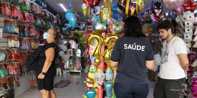 Carnaval não eleva casos de covid-19 no Rio, mas pode ter freado queda