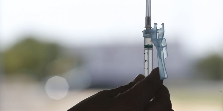 Covid-19: Rio aplica 4ª dose de vacina em idosos acima de 80 anos