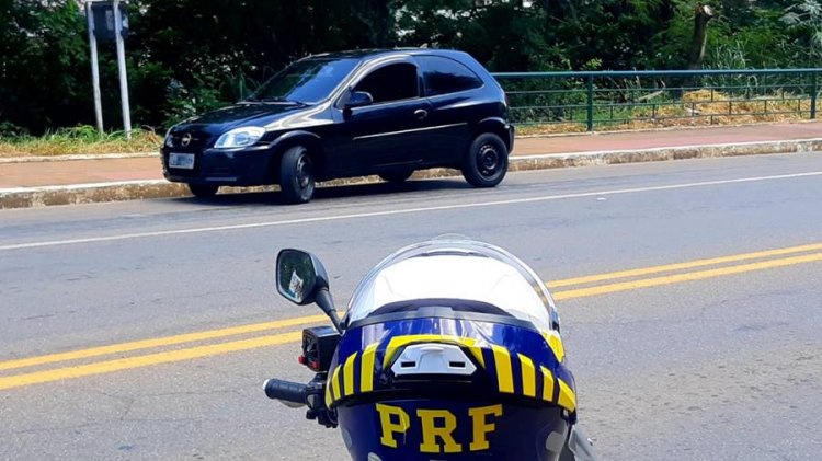 Carro com peça de veículo roubado é apreendido pela PRF em Muriaé