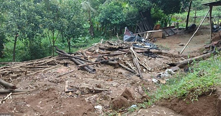 Casa interditada desaba e deixa idoso gravemente ferido em Cataguases