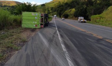 Carreta que transportava produto químico tomba na BR-116 em Leopoldina