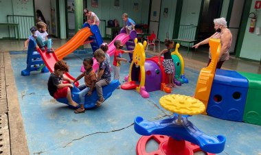 Prefeitura de Ubá equipa escolas da rede com novos parques infantis