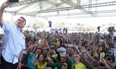 Presidente participa de entrega de títulos de regularização fundiária