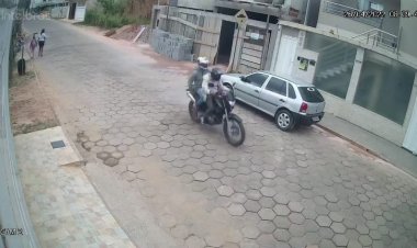 Homem assalta joalheria em Miraí e foge com comparsa em uma moto
