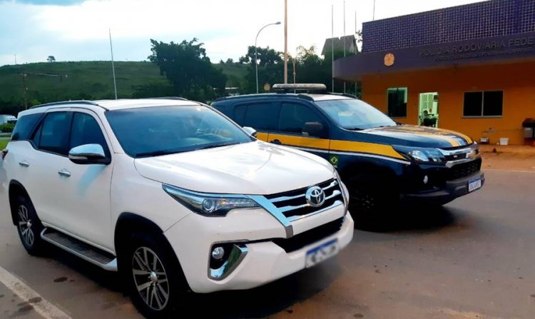 PRF de Leopoldina recupera Hilux roubada em Duque de Caxias