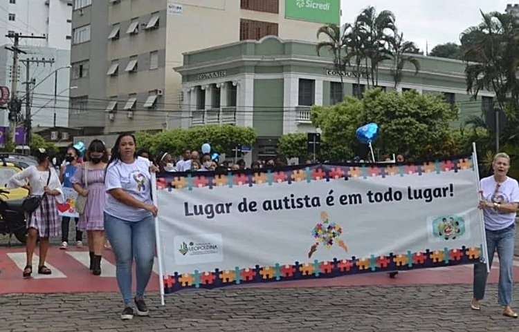Dia Mundial de Conscientização sobre o Autismo é celebrado com caminhada em Leopoldina