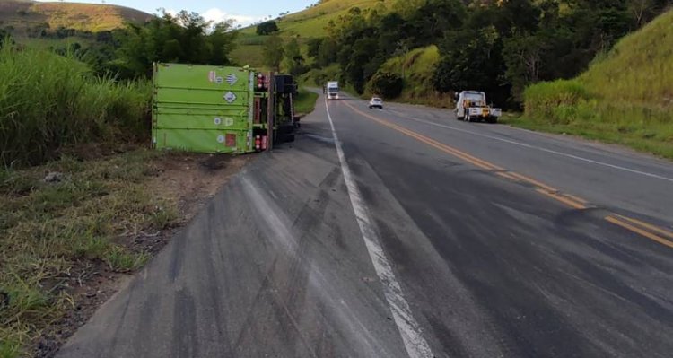 Carreta que transportava produto químico tomba na BR-116 em Leopoldina
