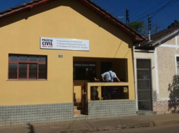 Criminosos invadem delegacia de Rio Novo, furtam armas e deixam recados para a polícia