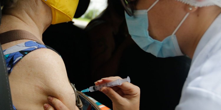 Covid-19: DF começa a aplicar a quarta dose da vacina em idosos