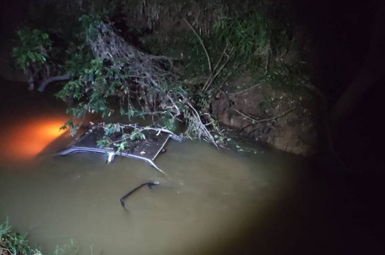 Motorista morre após carro cair em córrego em São João Nepomuceno