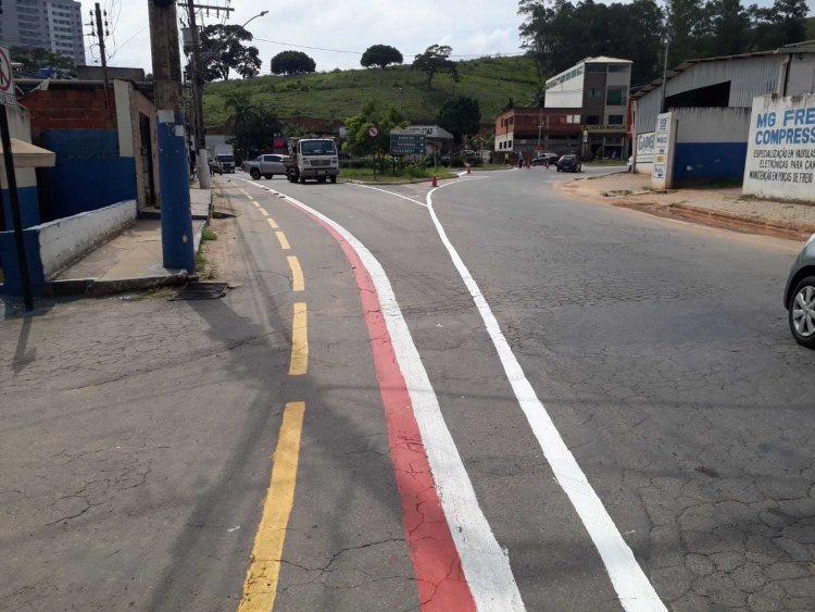 Serviço de revitalização de sinalização é realizado em diversas vias de Ubá