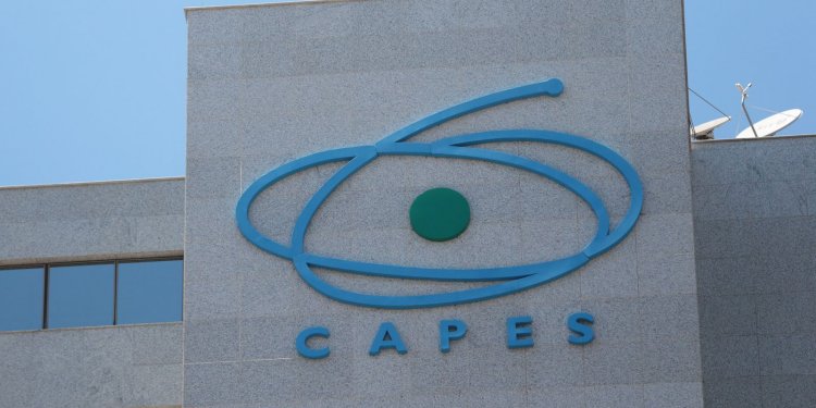 Capes oferece mais de 61 mil bolsas para formação de professores